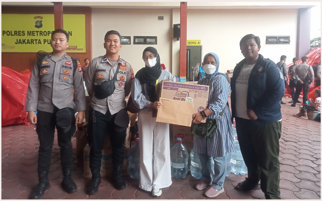 TIP TOP Supermarket Salurkan Donasi Kebutuhan Darurat untuk Korban Kebakaran Kemayoran